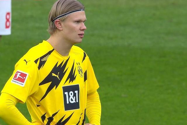 多特三杰哈兰德贝林厄姆桑乔合影,哈兰德把桑乔吓跑了