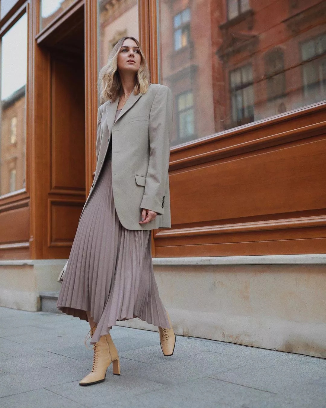 腿粗屁股大女生穿个什么裙子,腿粗屁股大的女生穿裤子还是裙子