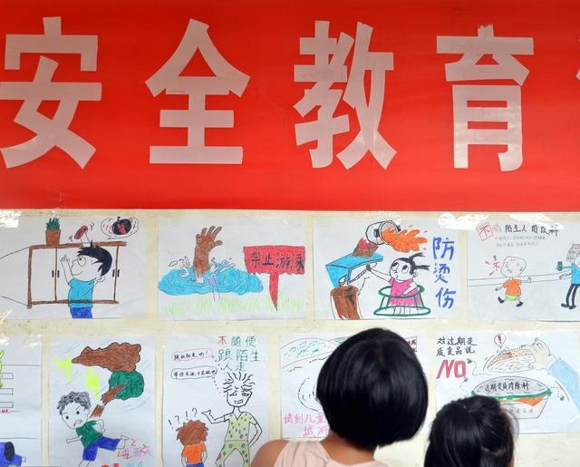 孩子从电瓶车后座掉下来磕到头,儿童从电瓶车摔下来严重吗