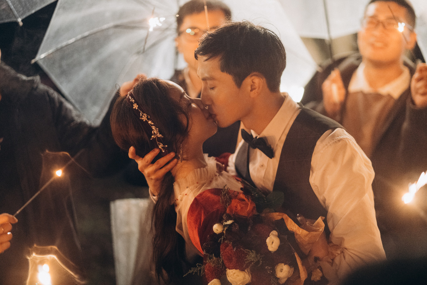 我们带上婚纱，去与世隔绝的山中办了一场绝世婚礼