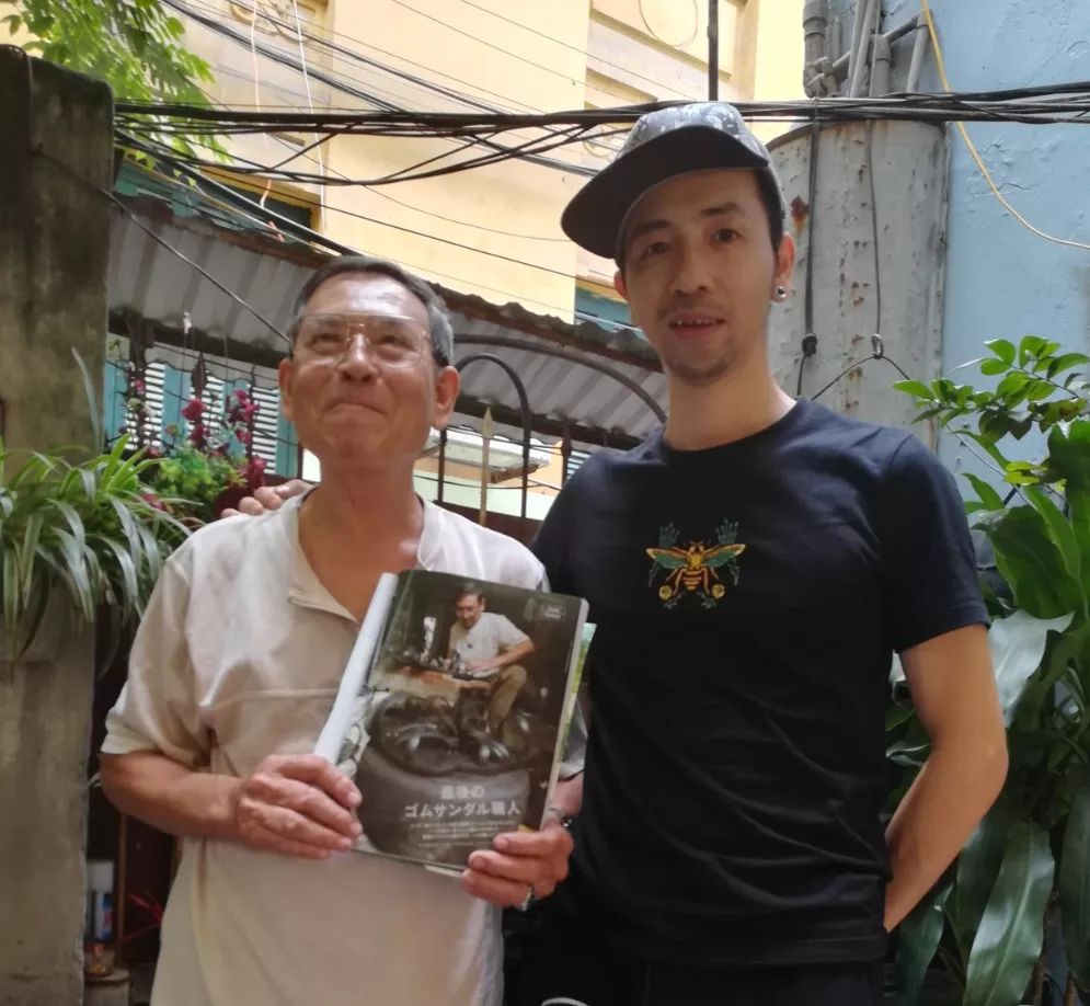 越南80岁国宝工匠旧轮胎制鞋，同胞嫌弃，却被中国人4个月卖光