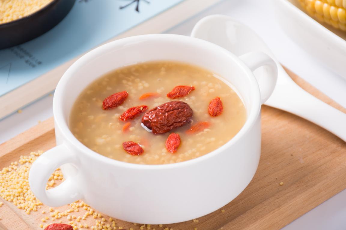 冬季养生粥五种食材少不了,冬日一碗小米粥驱寒进补又养生