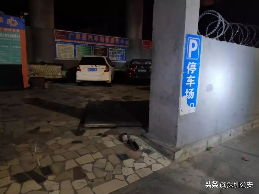 男子开车撞倒保安,男子骑车险被铁门砸到