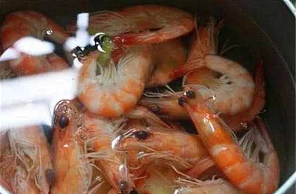 白灼虾用热水要煮几分钟,白灼虾用开水煮几分钟