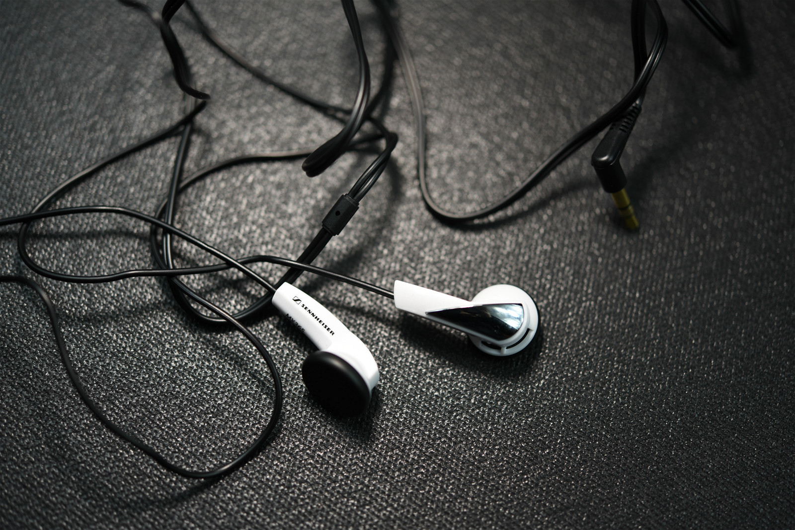 同等价位平头塞和圈铁耳机哪个好,手机直推平头塞耳机推荐