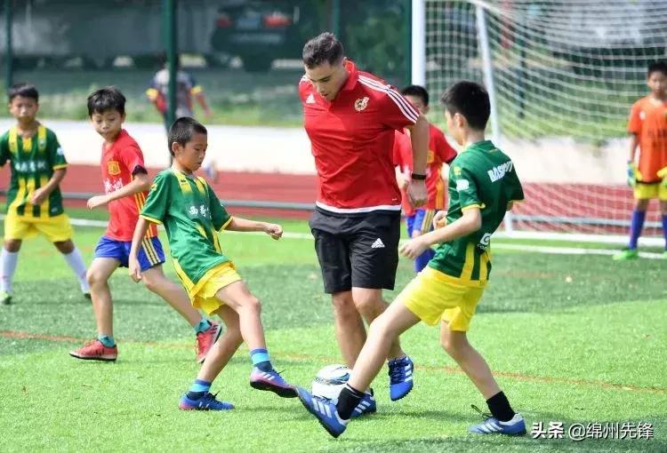 长着中国脸的外国足球运动员,教球的洋教练