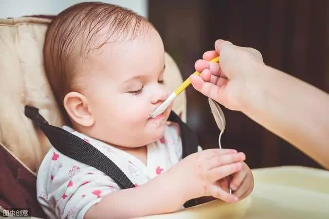 10个月宝宝吃辅食不专心怎么办,10个月宝宝吃辅食少怎么办