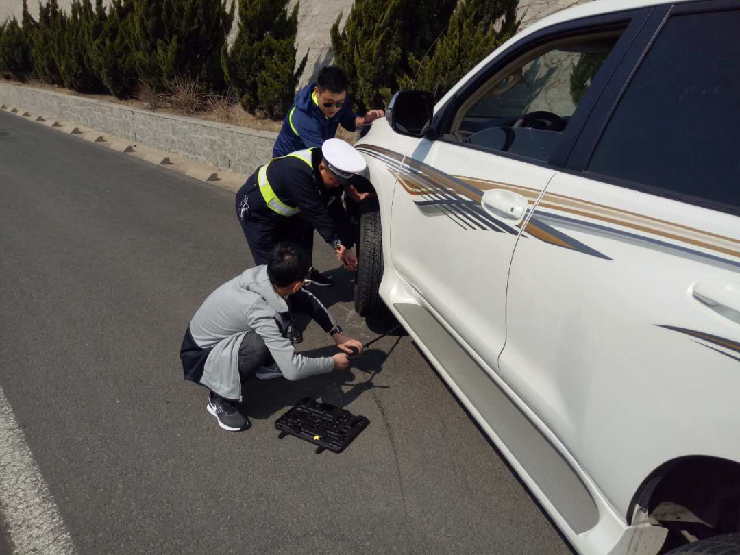 高速爆胎瞬间自救方法,高速爆胎没有扳手怎么样自救