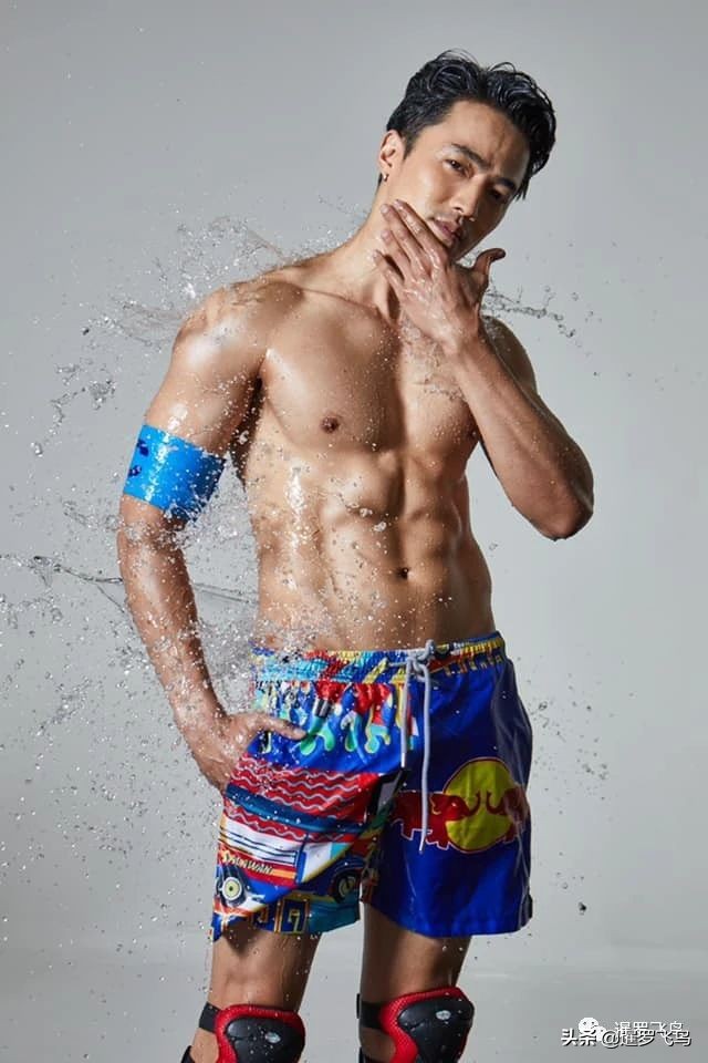 疫情期泰国餐馆帅哥送外卖，拍半裸宣传照用美色救生意