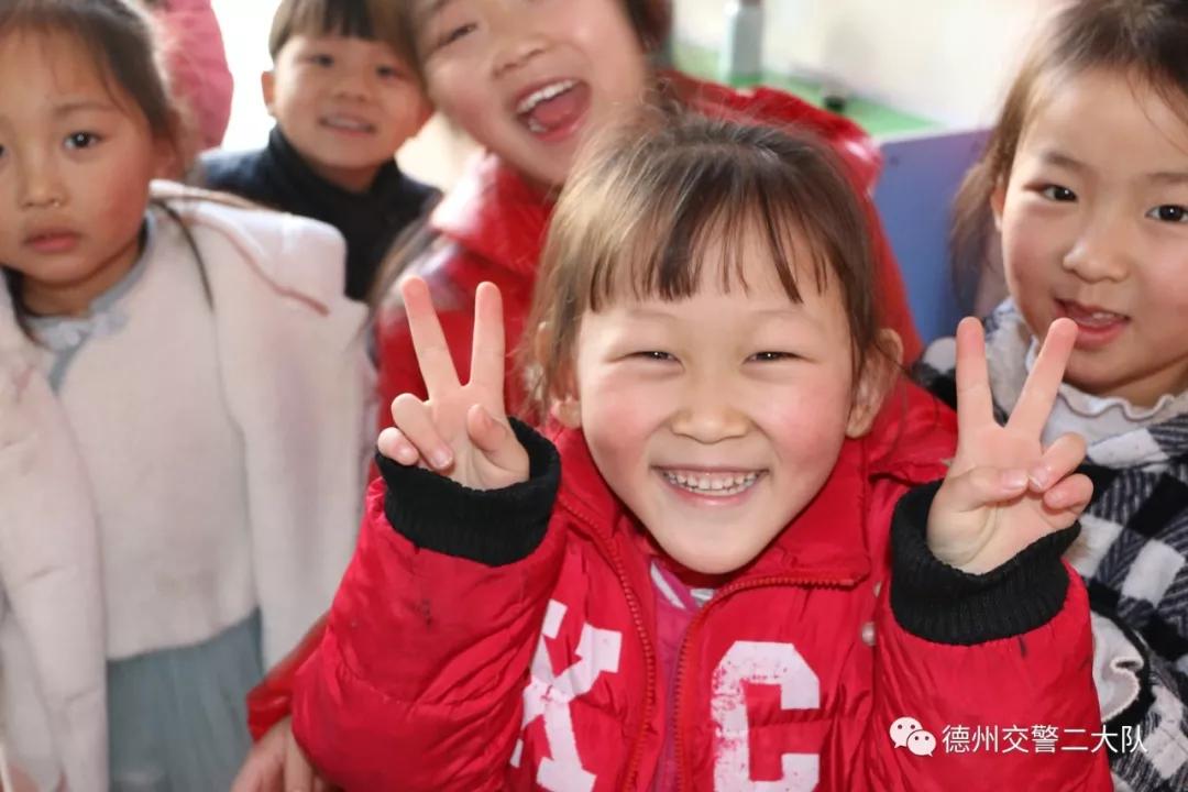 交警带领萌娃学交规,交警进幼儿园上交通安全课