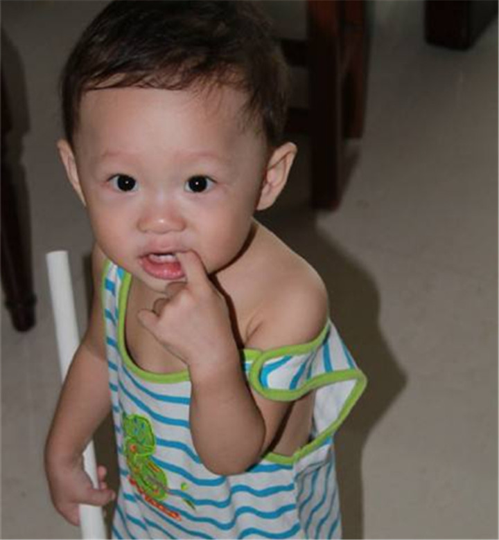 宝宝总是吮吸手指怎么办？别太担心，家长做好引导最重要