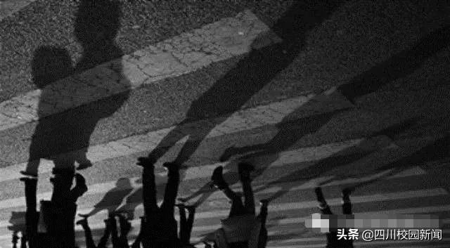 为什么住酒店要往马桶里倒壶开水,为什么住酒店时要烧开水倒马桶里