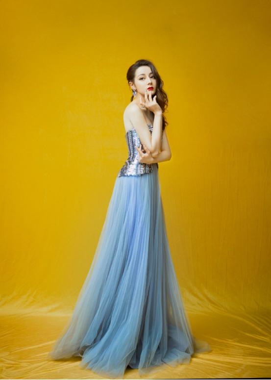 迪丽热巴薄纱裙造型高定,迪丽热巴亮甲纱裙