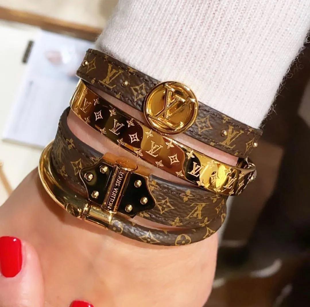 粉墨富婆再添一锤，Jennie穿的香奈儿全是有钱都买不到的绝版货？