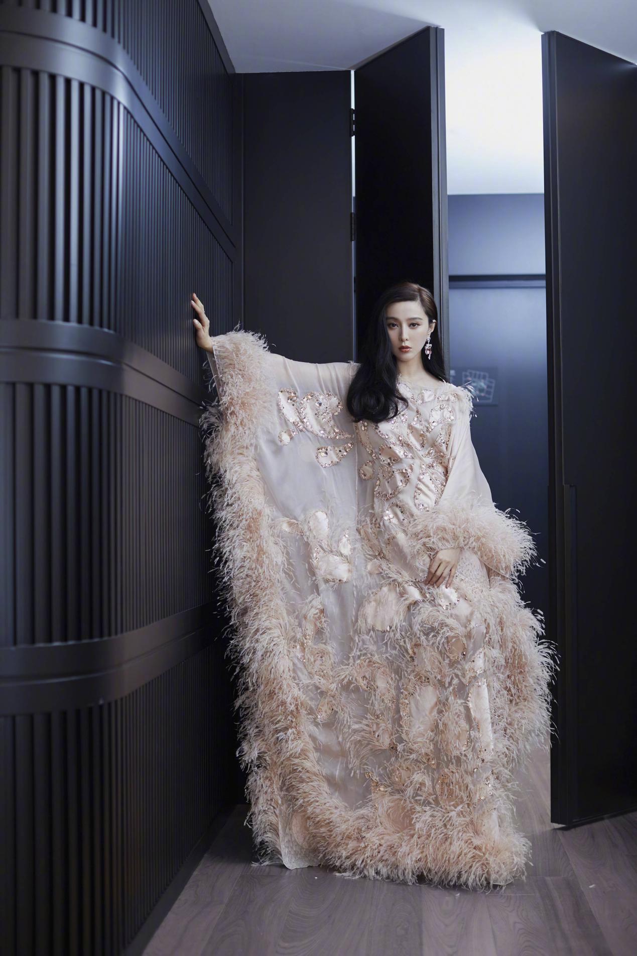 范冰冰露出真面目！宅家穿体操裤健身尽显翘臀，素颜白到发光