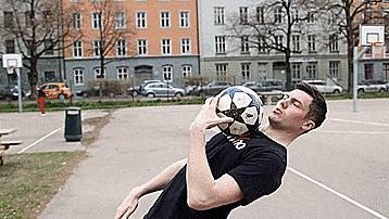 花式足球教学初级技巧内马尔,花式足球胸吸球教学