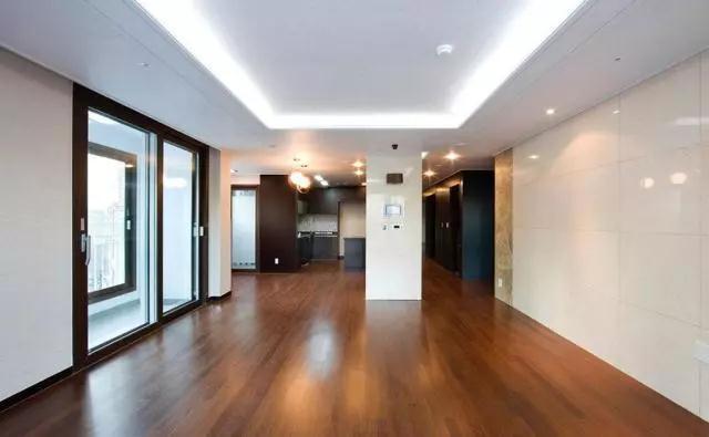 复合地板深色和浅色哪个好看,装修时选择地板都有哪些优缺点