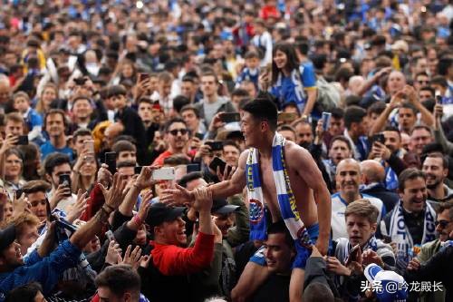 武磊留洋对比,武磊赛季首球五星红旗