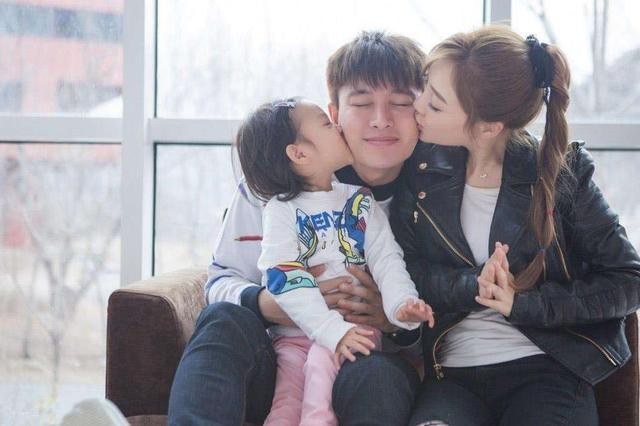 被错认成李小璐绯闻男友,说唱歌手TY携妻在线辟谣,网友被逗笑了