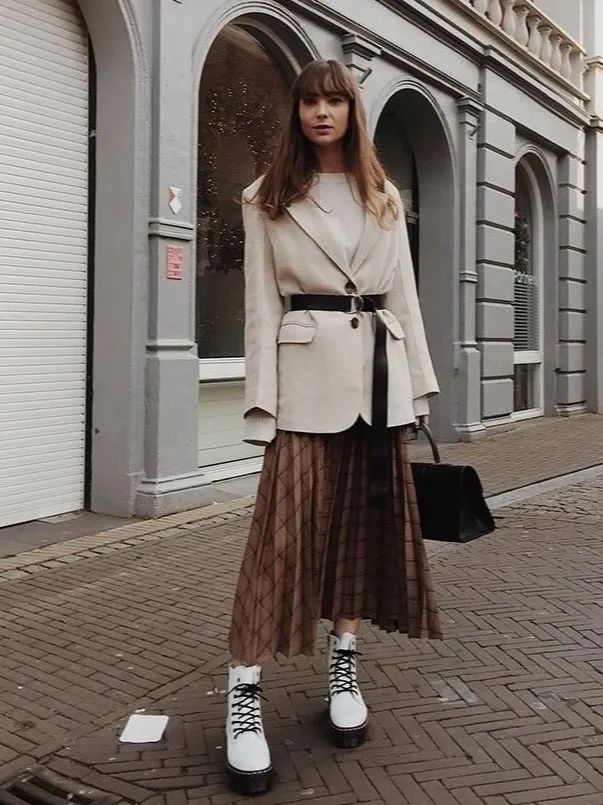 日常穿搭不可少具有质感腰带点缀,时髦精致女士两面穿时尚腰带