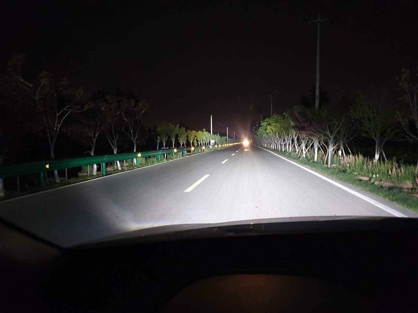 现代名图右大灯常亮怎么调,现代名图日行灯不亮了怎么修