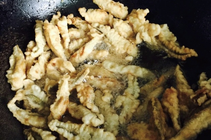 炸小鱼怎样才能炸得又酥又脆,晒干的小鱼怎么炸又酥又脆