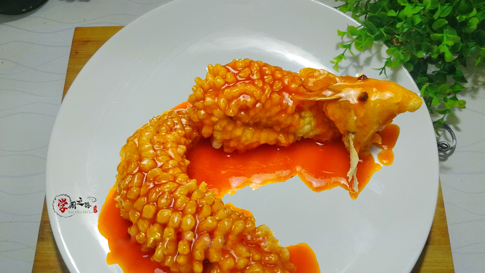 松鼠鱼口味酸甜宴客倍儿有面,厨师制作松鼠鱼