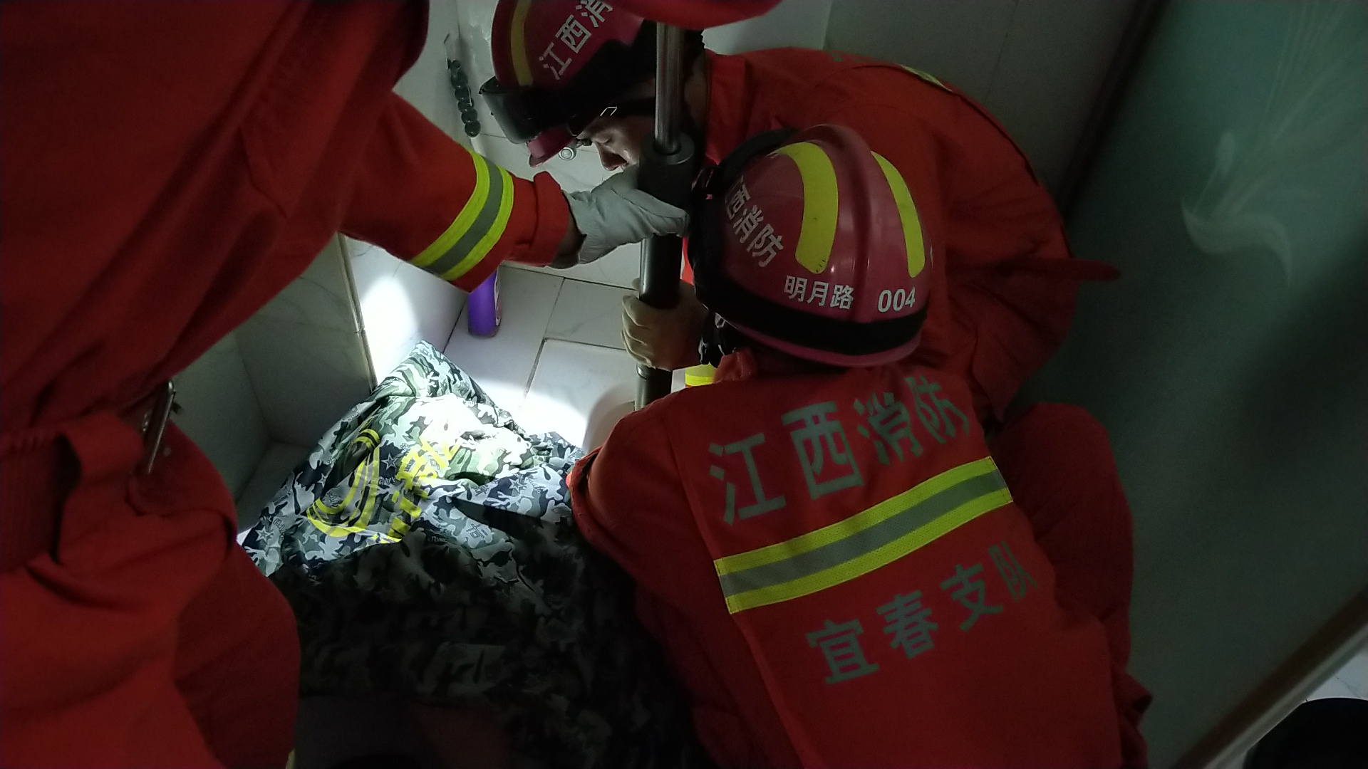 百岁老人被卡马桶消防10分钟救出,七旬老人被卡一夜消防员钻墙缝救