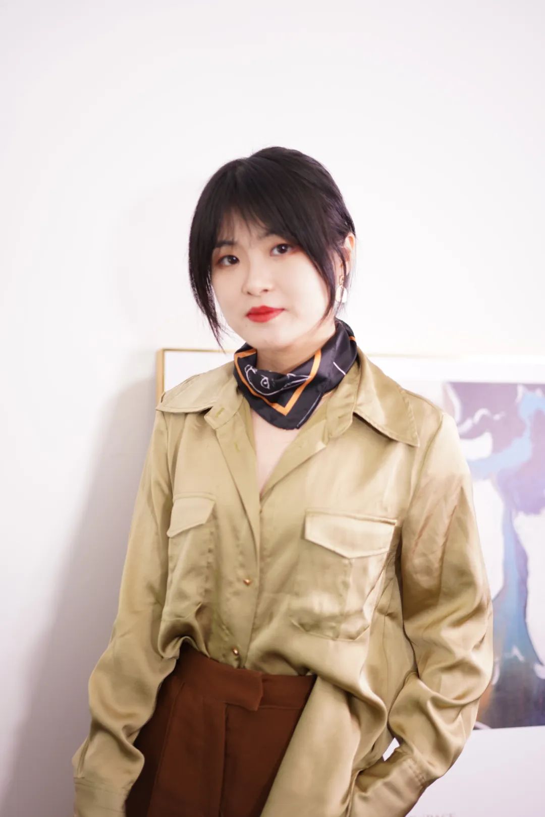 桑蚕丝丝巾春季怎样搭配衣服,春季长丝巾的系法简单又漂亮