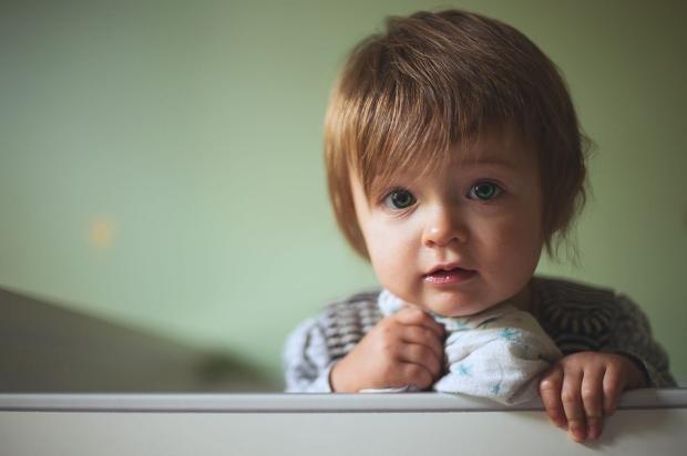 宝宝老是用头撞爸爸妈妈怎么回事,宝宝经常头撞墙壁是怎么回事