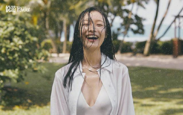 倪妮泳装露齿笑又迷倒一票人！湿法风格突然走火，牙白才敢这样玩