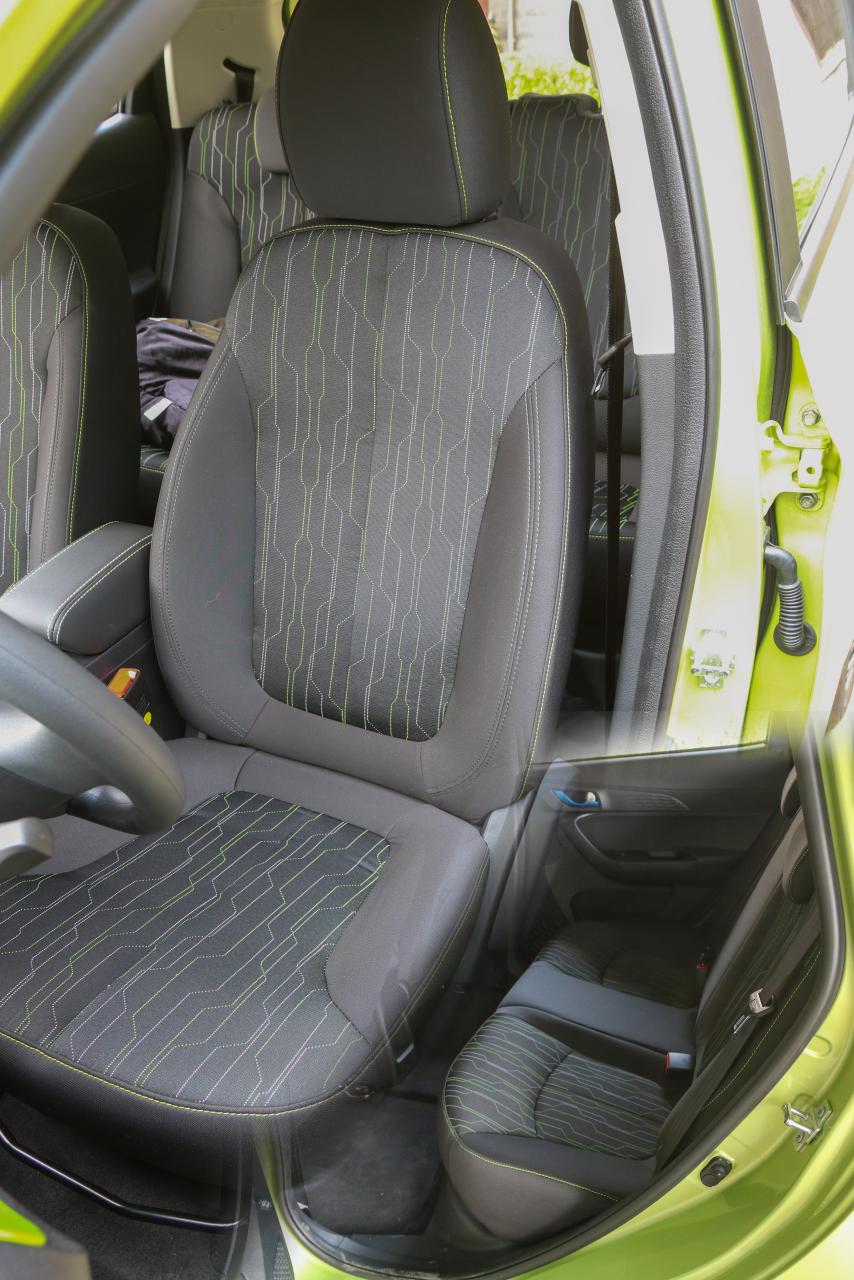 后备箱只放一只鞋,后备箱球鞋