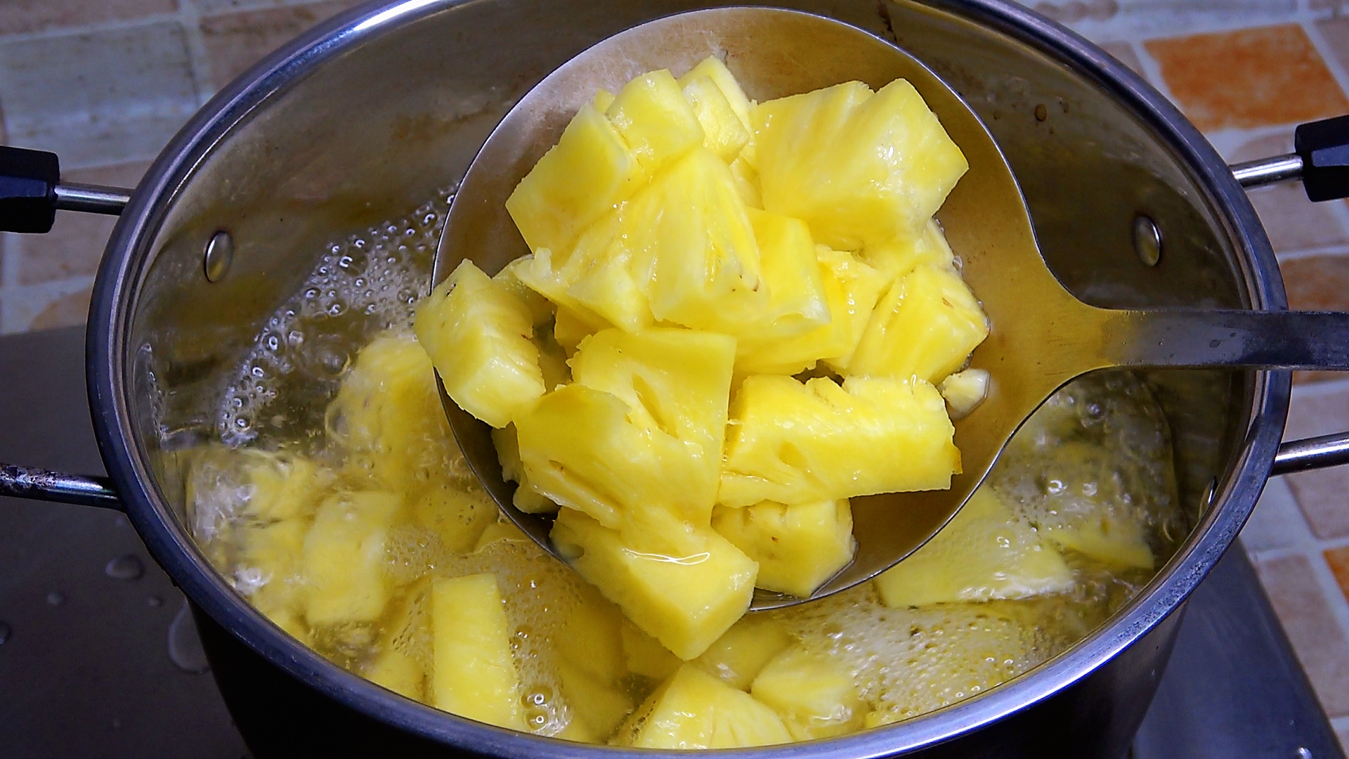 菠萝为什么要用盐水泡一下才好吃,菠萝直接用盐水泡多久好吃