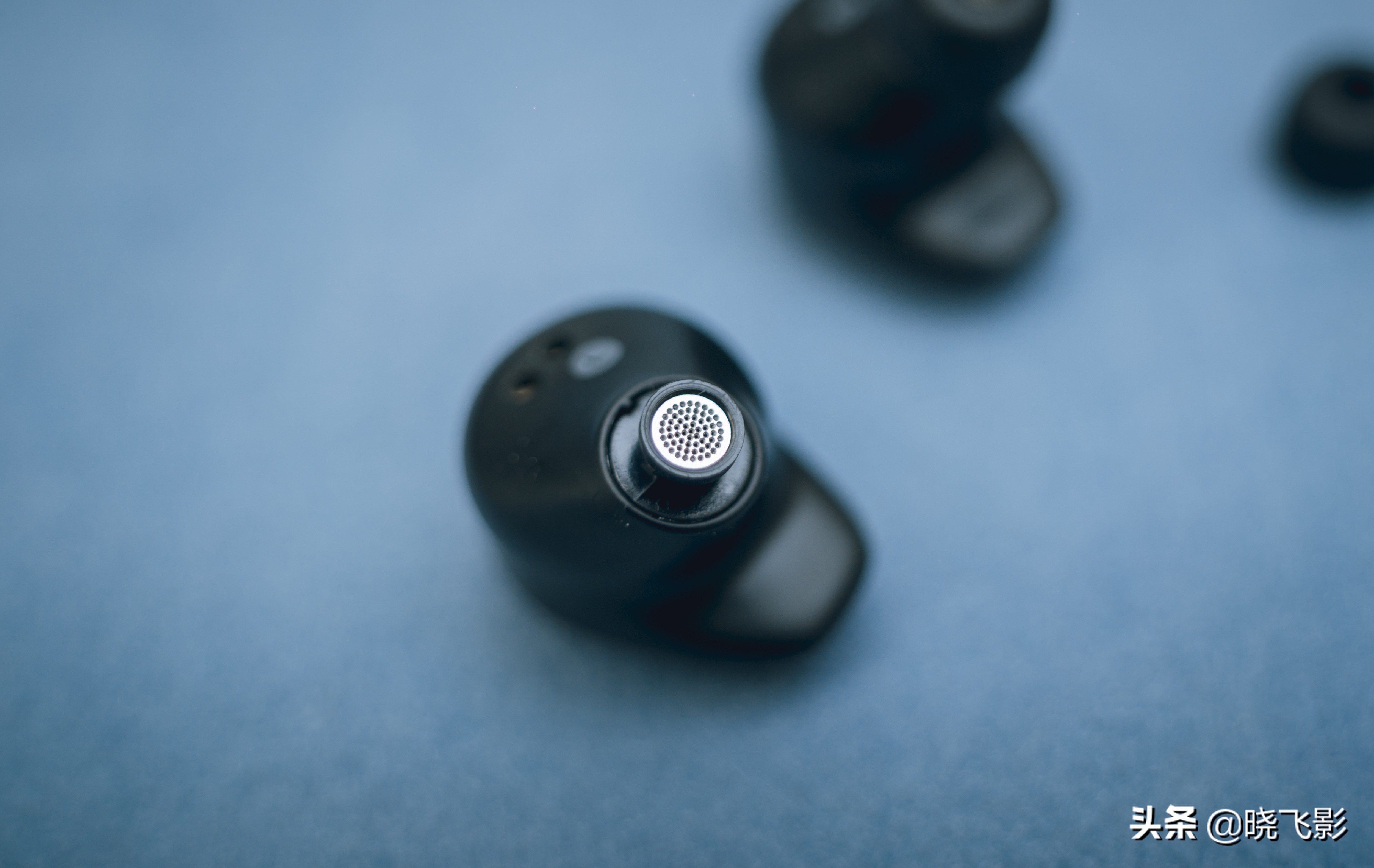 一个耳机盒有两种耳机,一个耳机盒