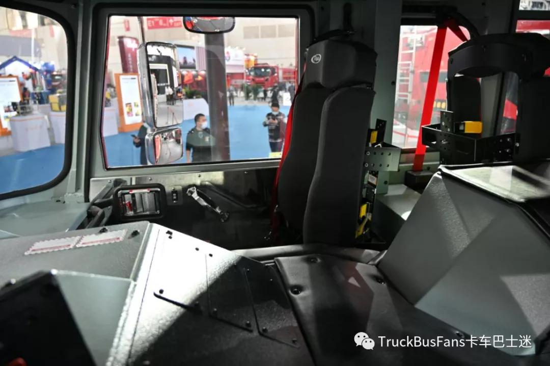 豪士科超高层供液消防车,供液能力达到420米,采用550马力底盘