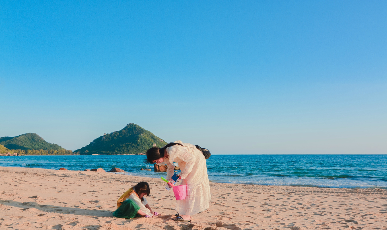 你在南方瑟瑟发抖，我在这里遛娃、看猴、赶海····