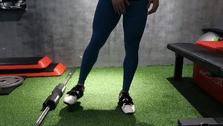 深蹲时膝盖总是往内扣,深蹲膝盖内扣外翻是什么原因