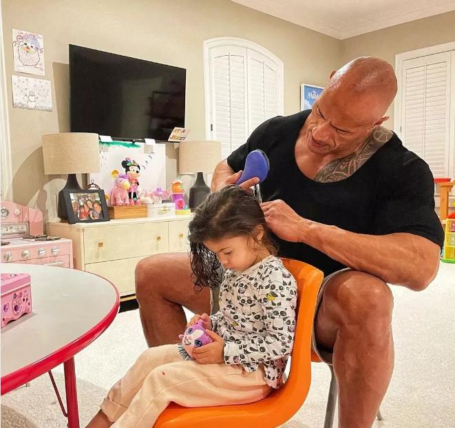 巨石强森母亲父亲多高,巨石强森父亲