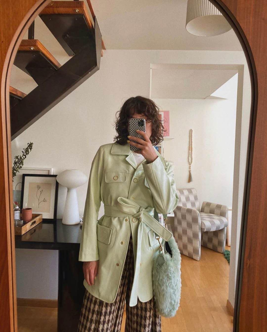 简单利落的颜色和款式搭配,好看的绿色与橙色搭配