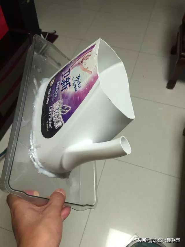 垃圾桶旁边的四方鱼缸，捡回去养了一缸金鱼，别说还挺不错