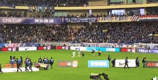 莫雷诺赛后跪行致谢,当年申花外援莫雷诺跪行半场流泪