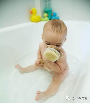 夏天给宝宝洗澡千万别踩这些坑,夏天宝宝洗澡要擦抚触油