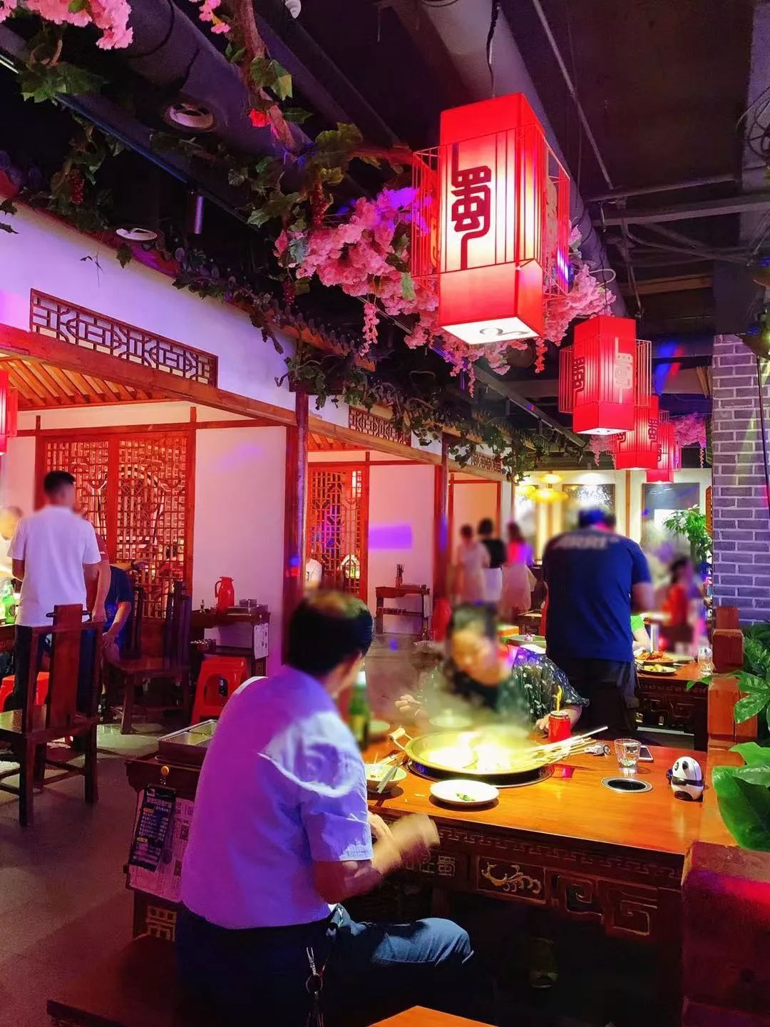 长春最强演艺阵容竟藏在这家火锅店里，火锅涮串自由切换，太嗨了