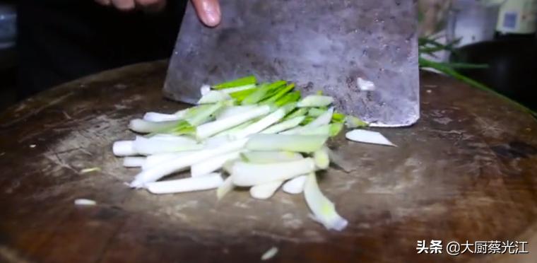 厨师炖肉片的正宗做法,厨师教你做地道水煮肉片