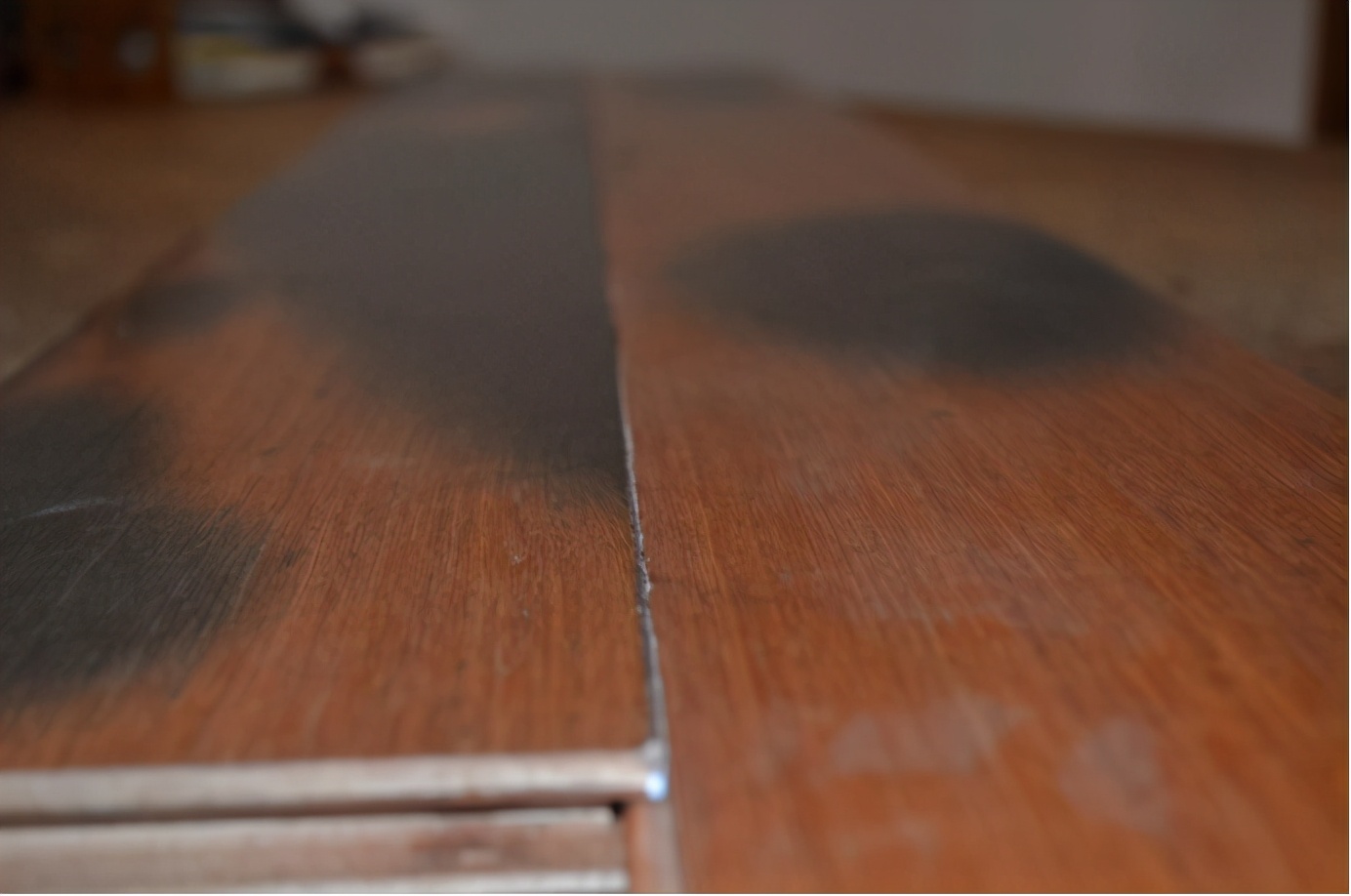 地板表面踩着有声音怎么处理,地板走动有响声