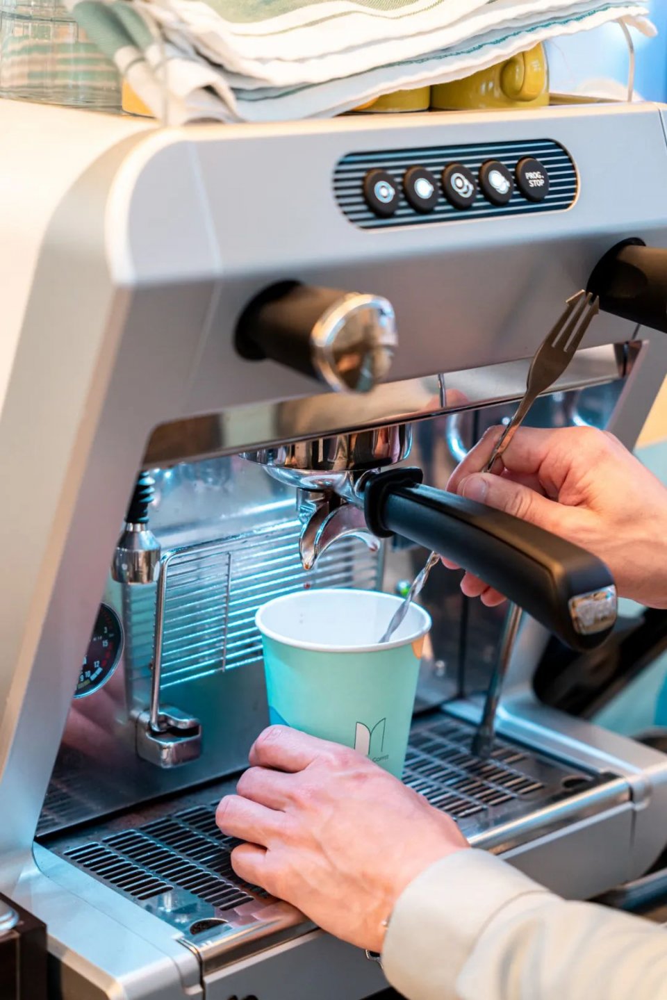 体育西「咖啡研究所」，竟对老广的菠萝啤下手了