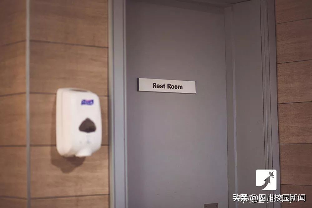 为什么住酒店要往马桶里倒壶开水,为什么住酒店时要烧开水倒马桶里