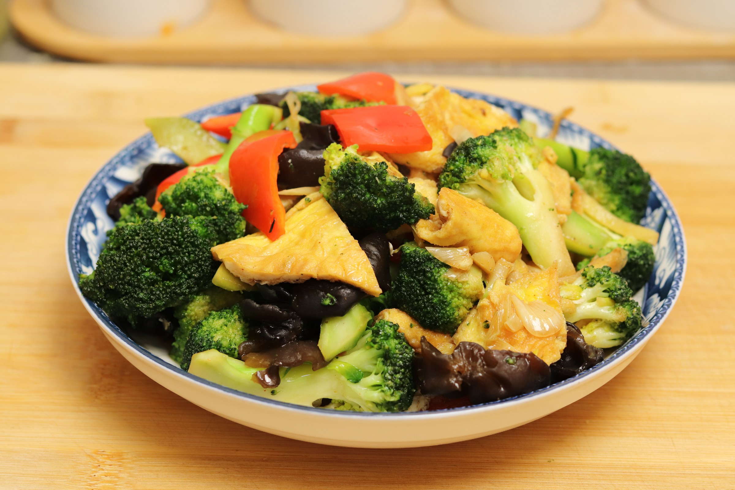 西兰花必须焯水炒最好吃不上火,炒西兰花焯水的正确做法