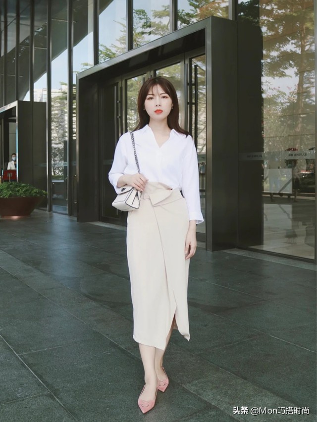 米色休闲半身裙怎么搭配上衣,夏日米色半身裙怎么搭配上衣