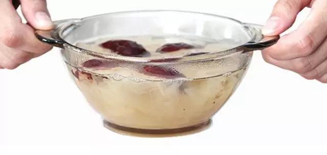 中国人不爱玻璃餐具？百年品牌打破传统，网友：一边说不好看还买